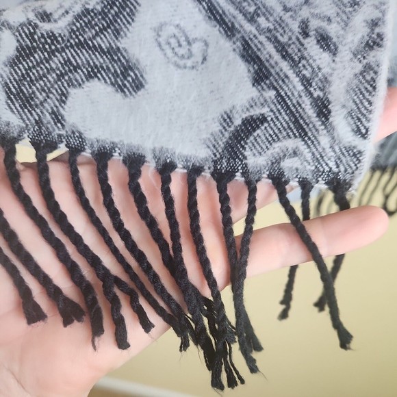 Charming Charlie Lightweight Paisley Boho Scarf Wrap with Fringe gray Black - Picture 2 of 6